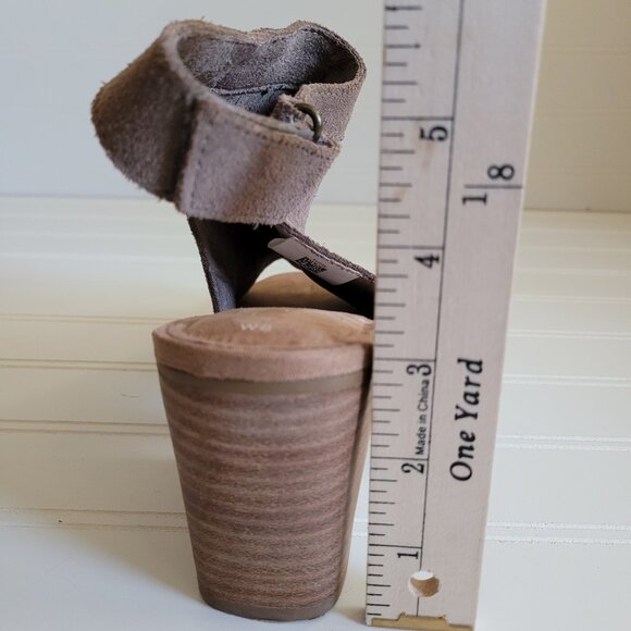 Toms Suede Grenada Sandals Size 8M Perforated Suede Peep Toe Chunky Heel - Picture 11 of 14